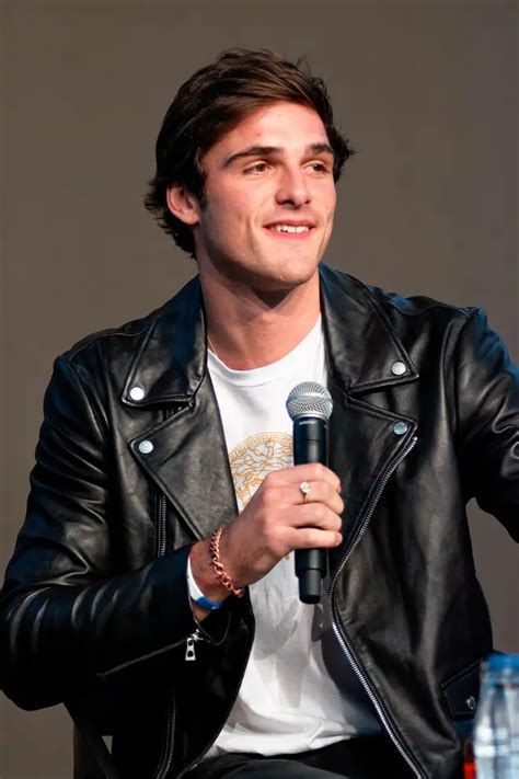 jacob elordi weight and height|Jacob Elordi’s Real Height Revealed After ‘Lying’ To。